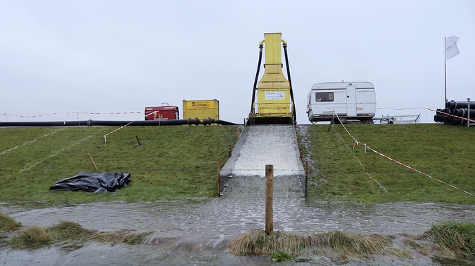 De eerste golven over de Vechtdijken - Foto: Ingezonden foto