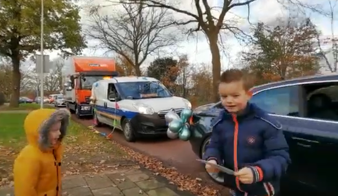 Op verjaardag van Joep, komen er allemaal auto’s aan de stoep - Foto: Ingezonden foto