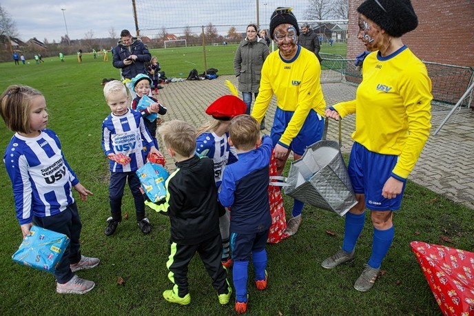 Voetbalpieten verrassen Kabouters USV - Foto: Eigen geleverde foto