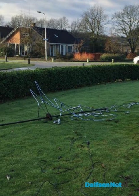 Kerstboom vernield - Foto: Ingezonden foto