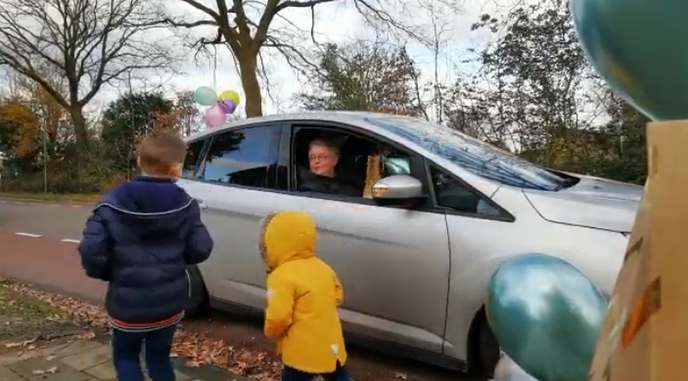 Op verjaardag van Joep, komen er allemaal auto’s aan de stoep - Foto: Ingezonden foto