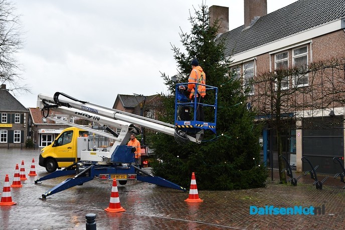 Kerstboom met kerstwensballen op Kerkplein geplaatst - Foto: Johan Bokma