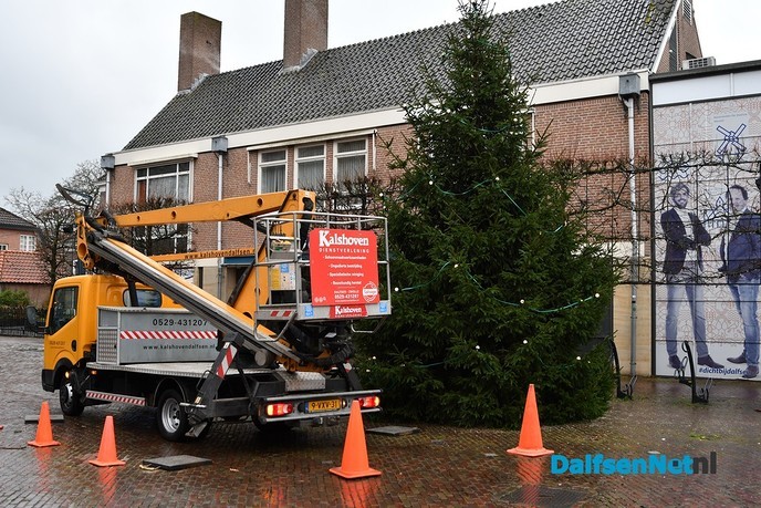 Kerstboom met kerstwensballen op Kerkplein geplaatst - Foto: Johan Bokma