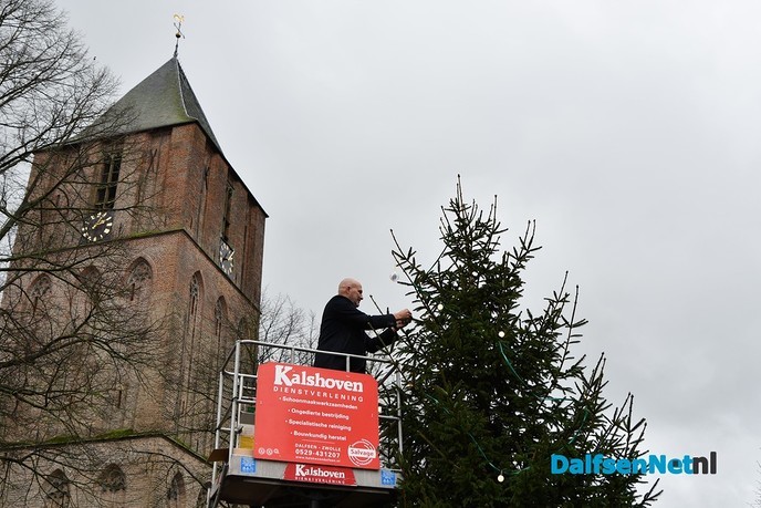 Kerstboom met kerstwensballen op Kerkplein geplaatst - Foto: Johan Bokma