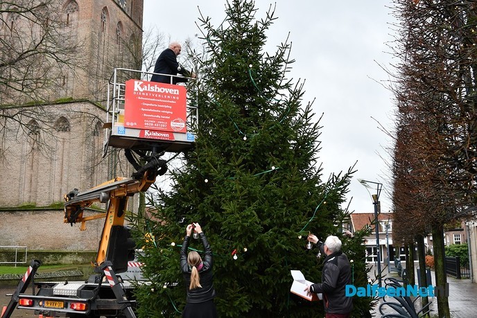 Kerstboom met kerstwensballen op Kerkplein geplaatst - Foto: Johan Bokma
