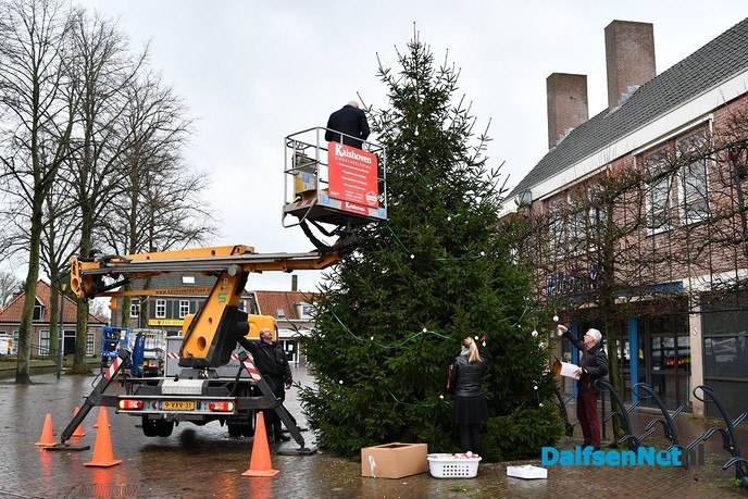 Kerstboom met kerstwensballen op Kerkplein geplaatst - Foto: Johan Bokma