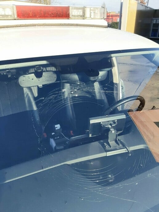 Politie uitgescholden, bekogeld met vuurwerk en dienstauto vernield - Foto: Eigen geleverde foto