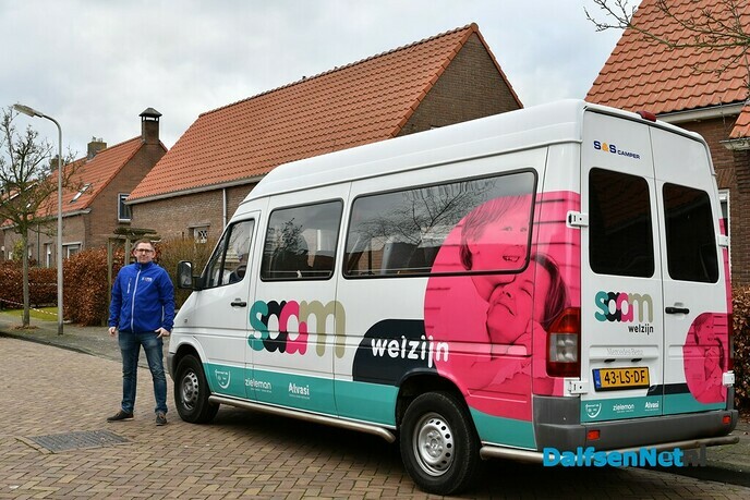 Opvallende bus Saam Welzijn rijd binnenkort in de gemeente Dalfsen - Foto: Johan Bokma