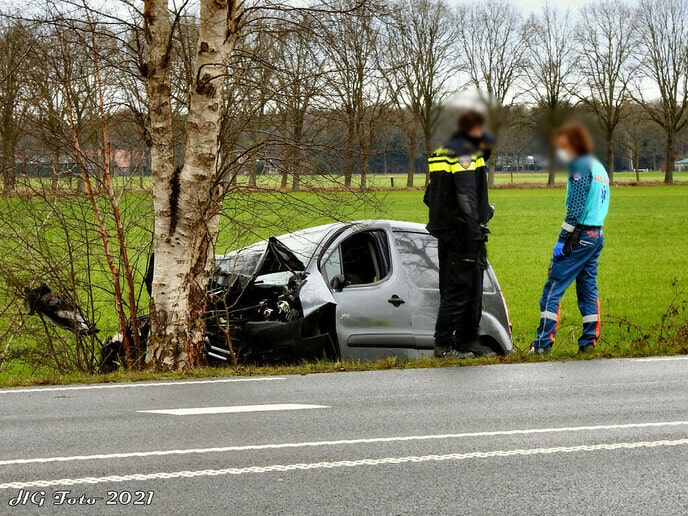 Caddy raakt het spoor bijster op de N348