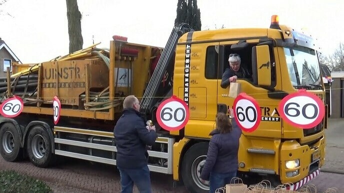 Drive by felicitaties voor Jan Ophoff.
