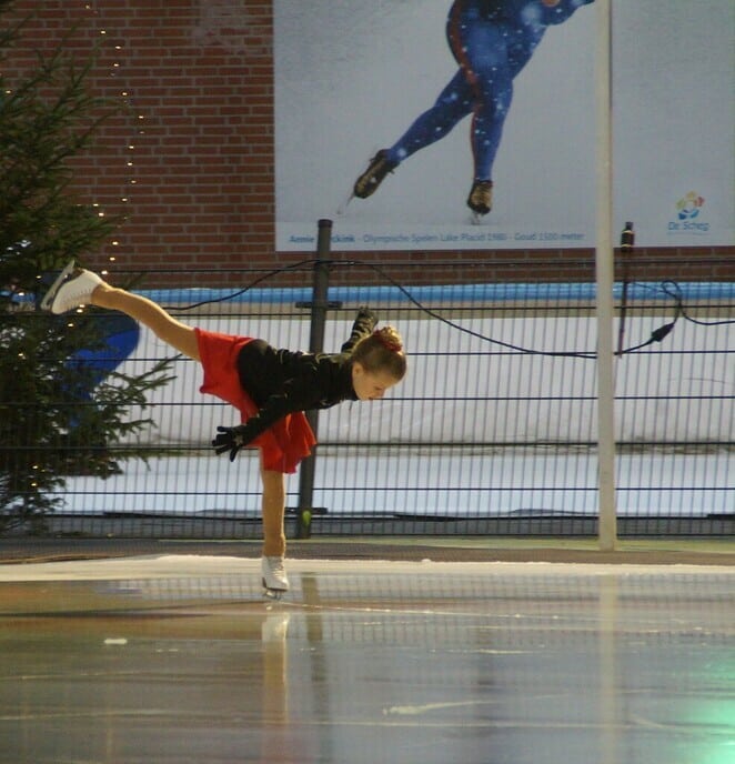 Schaatstalent (9) uit Heino ontvangt cheque - Foto: Ingezonden foto
