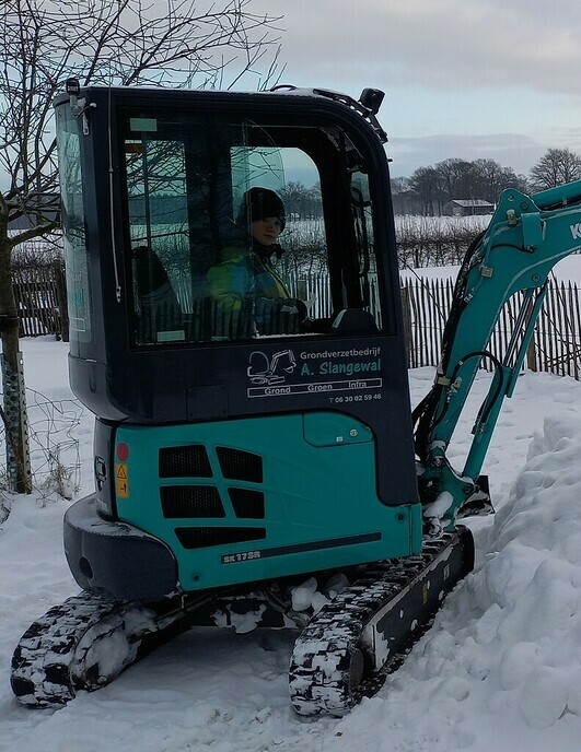 Dalfser ondernemer gaat auto’s uit de sneeuw spitten - Foto: Eigen geleverde foto