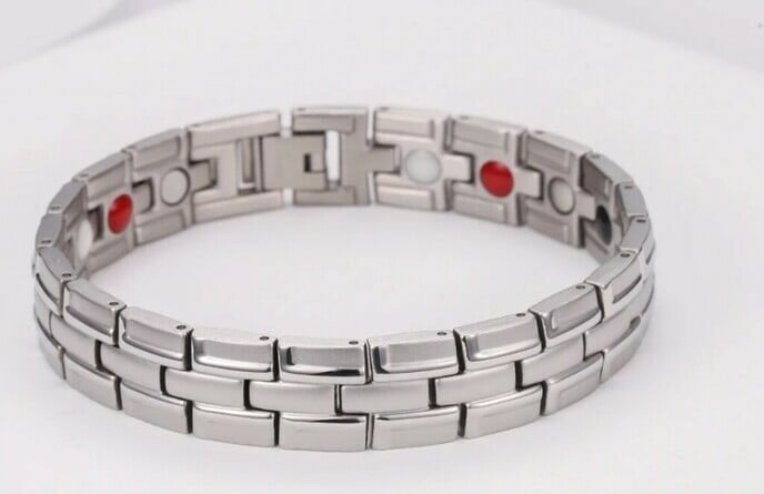 Magneetarmband verloren en natuurlijk gevonden - Foto: Ingezonden foto