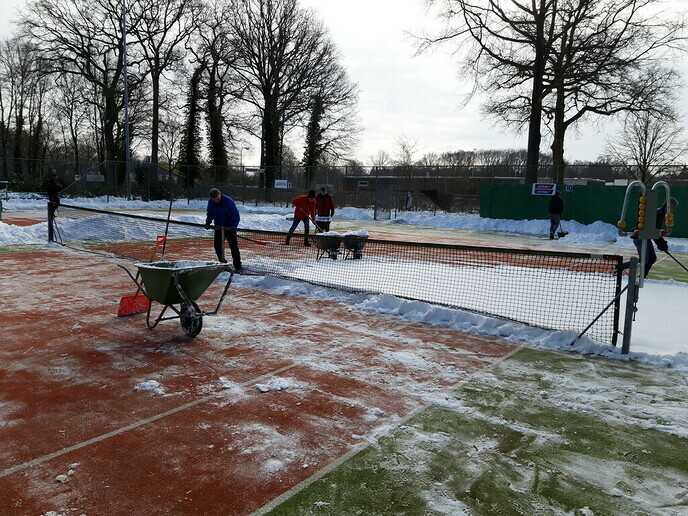 Tennisbanen DLTC sneeuw vrij maken - Foto: Ingezonden foto
