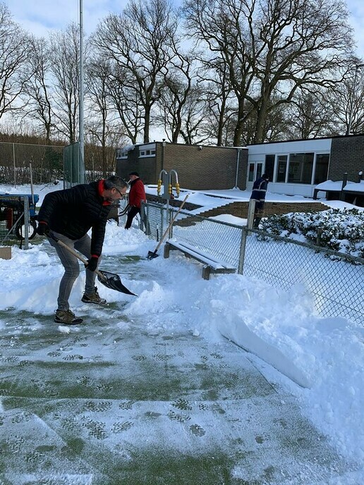 Tennisbanen DLTC sneeuw vrij maken - Foto: Ingezonden foto