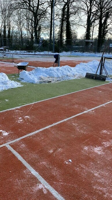 Tennisbanen DLTC sneeuw vrij maken - Foto: Ingezonden foto