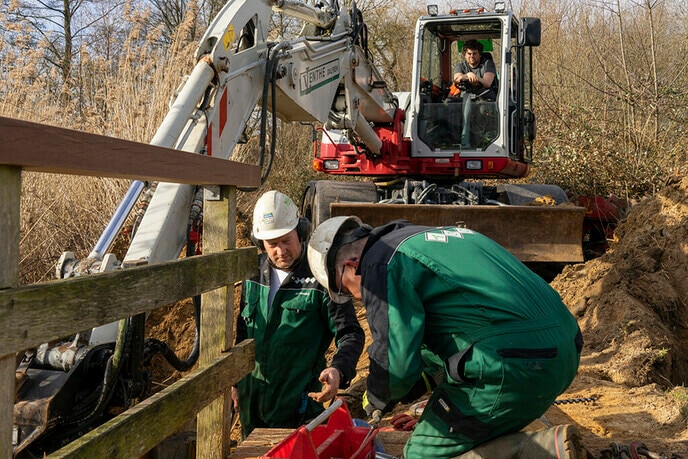 Groot onderhoud houten bruggetje Bellingeweer - Foto: Paul Scholten