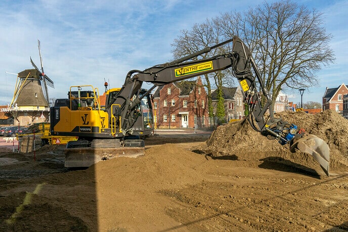 Drukke werkzaamheden voorplein gemeentehuis - Foto: Paul Scholten
