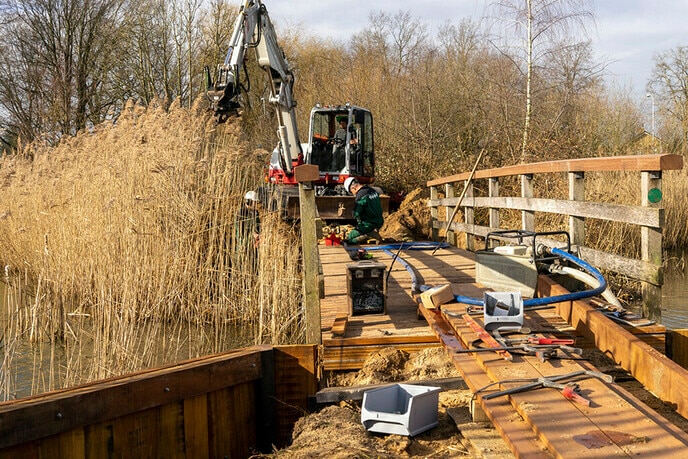 Groot onderhoud houten bruggetje Bellingeweer - Foto: Paul Scholten
