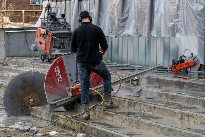 Drukke werkzaamheden voorplein gemeentehuis - Foto: Paul Scholten