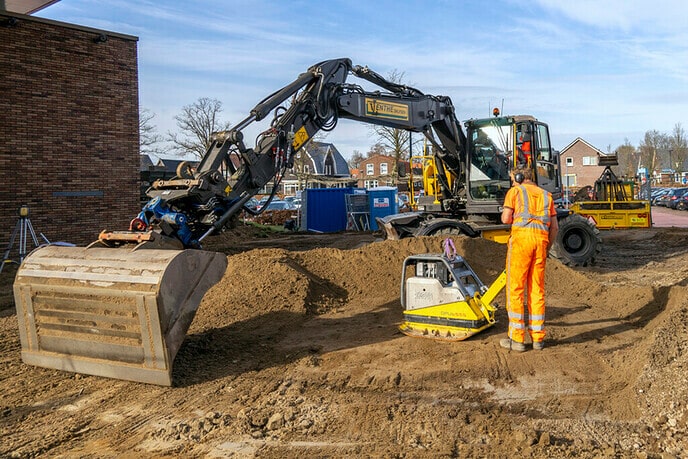 Drukke werkzaamheden voorplein gemeentehuis - Foto: Paul Scholten