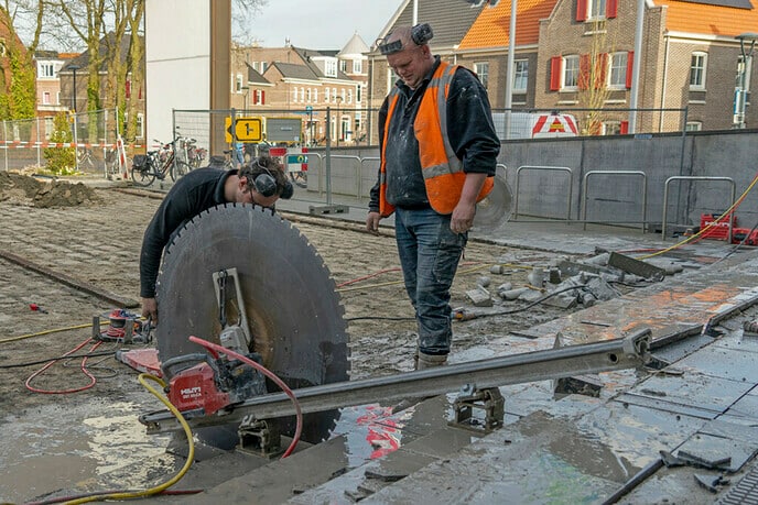 Drukke werkzaamheden voorplein gemeentehuis - Foto: Paul Scholten