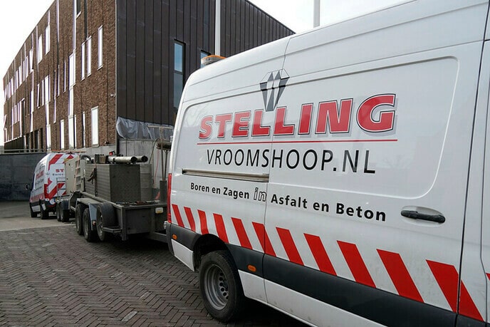 Drukke werkzaamheden voorplein gemeentehuis - Foto: Paul Scholten
