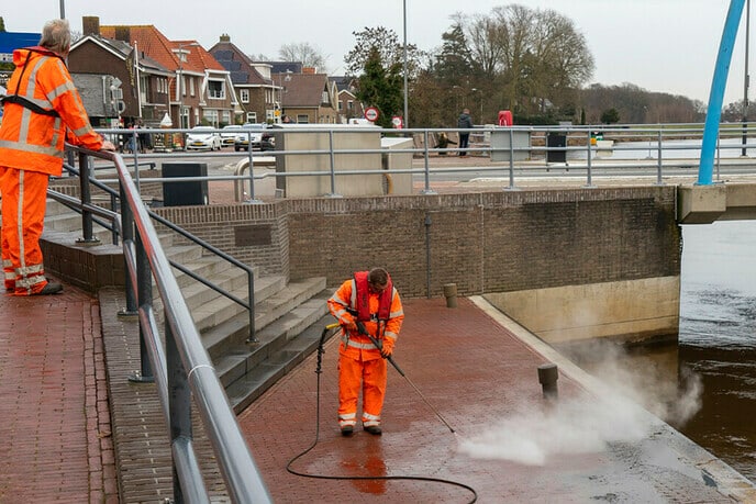 Schoonmaakwerkzaamheden aan de Vechtkade - Foto: Paul Scholten