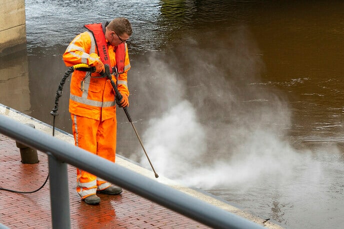 Schoonmaakwerkzaamheden aan de Vechtkade - Foto: Paul Scholten