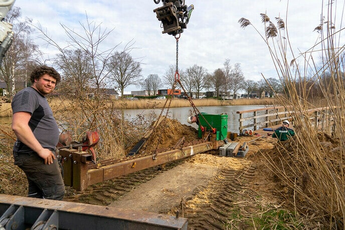 Groot onderhoud houten bruggetje Bellingeweer - Foto: Paul Scholten