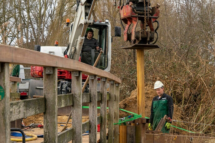 Groot onderhoud houten bruggetje Bellingeweer - Foto: Paul Scholten