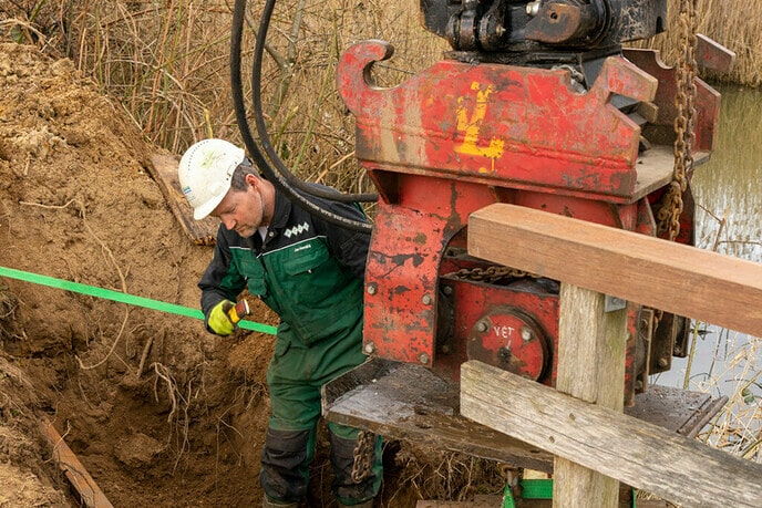 Groot onderhoud houten bruggetje Bellingeweer - Foto: Paul Scholten