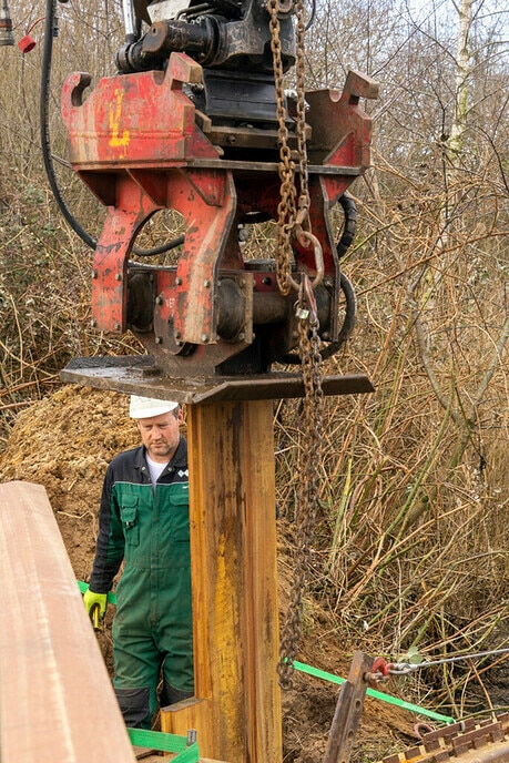 Groot onderhoud houten bruggetje Bellingeweer - Foto: Paul Scholten