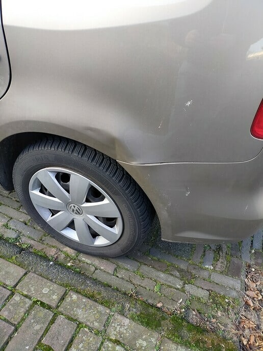 Geparkeerde auto aangereden - Foto: Eigen geleverde foto