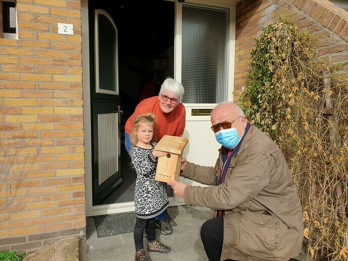 Uitreiking eerste nestkastje - Foto: Gemeente Dalfsen