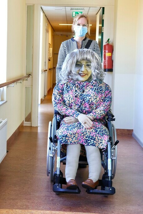 Wie is Betsie Babbel? Een pop of mens? - Foto: Ingezonden foto