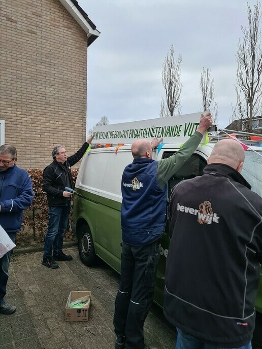 Henk Jansen met versierde (bever) bus naar het werk - Foto: Ingezonden foto