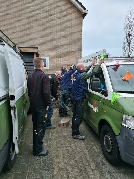 Henk Jansen met versierde (bever) bus naar het werk - Foto: Ingezonden foto