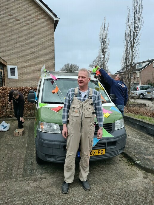 Henk Jansen met versierde (bever) bus naar het werk - Foto: Ingezonden foto
