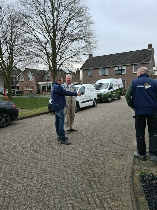 Henk Jansen met versierde (bever) bus naar het werk - Foto: Ingezonden foto