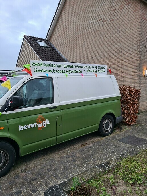 Henk Jansen met versierde (bever) bus naar het werk - Foto: Ingezonden foto