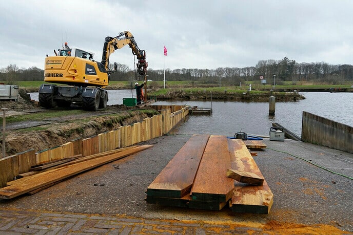 Acon Lemelerveld werkzaam in haven van Dalfsen - Foto: Paul Scholten