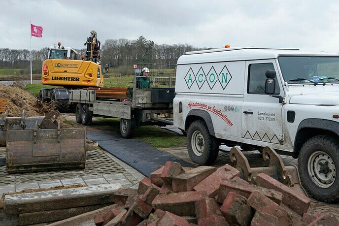 Acon Lemelerveld werkzaam in haven van Dalfsen - Foto: Paul Scholten