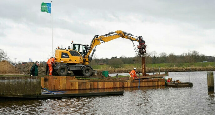 Acon Lemelerveld werkzaam in haven van Dalfsen - Foto: Paul Scholten