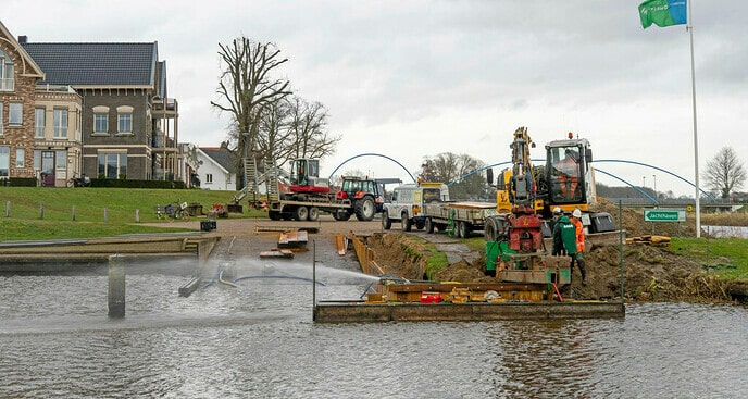 Acon Lemelerveld werkzaam in haven van Dalfsen - Foto: Paul Scholten