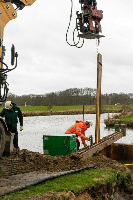 Acon Lemelerveld werkzaam in haven van Dalfsen - Foto: Paul Scholten