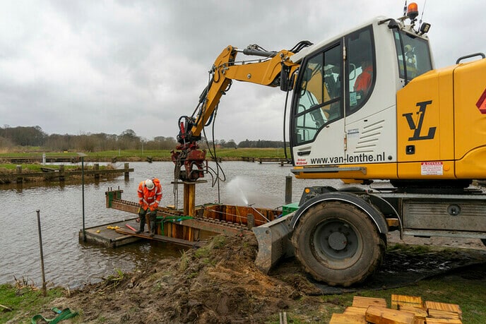 Acon Lemelerveld werkzaam in haven van Dalfsen - Foto: Paul Scholten