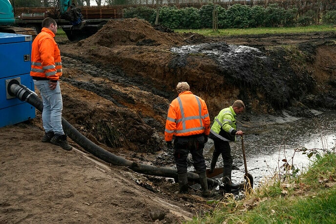 Schoonmaken gracht buitenplaats De Leemcule - Foto: Paul Scholten