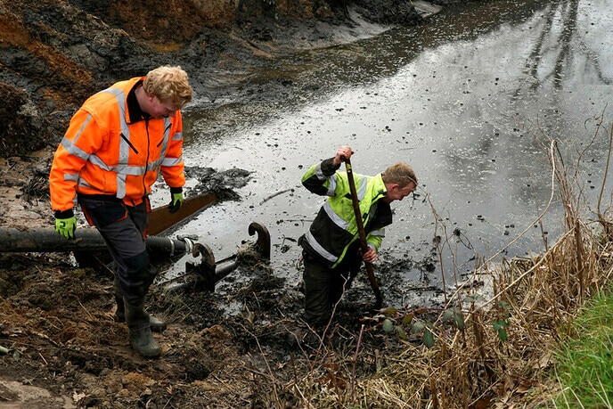 Schoonmaken gracht buitenplaats De Leemcule - Foto: Paul Scholten