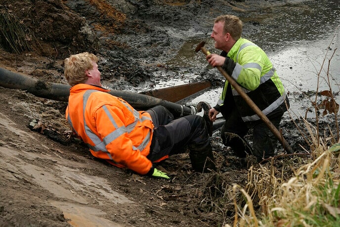 Schoonmaken gracht buitenplaats De Leemcule - Foto: Paul Scholten